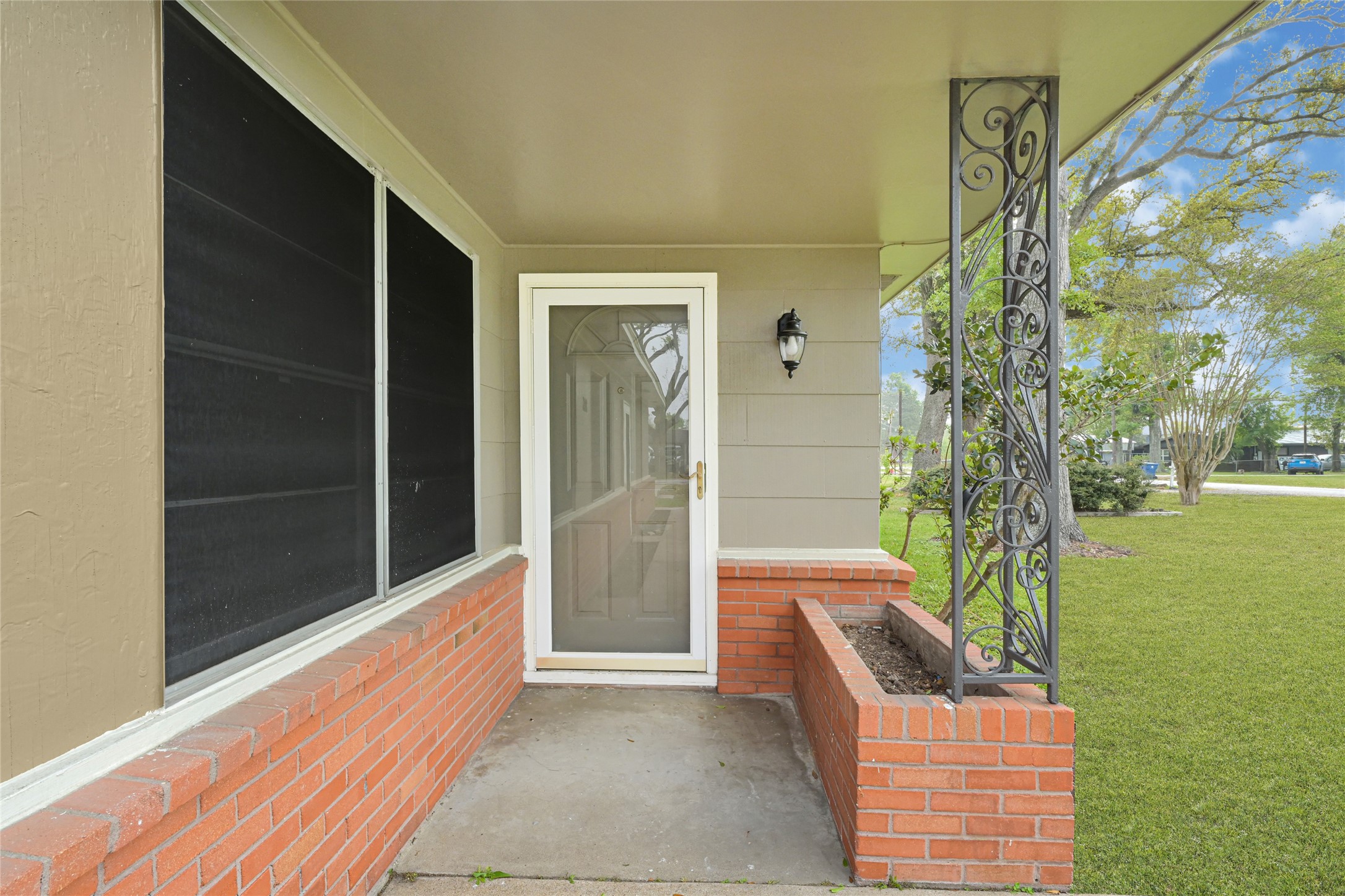 205 Grammar Road Houston, TX 77047 - Photo 3 of 26 a balcony with furniture and garden