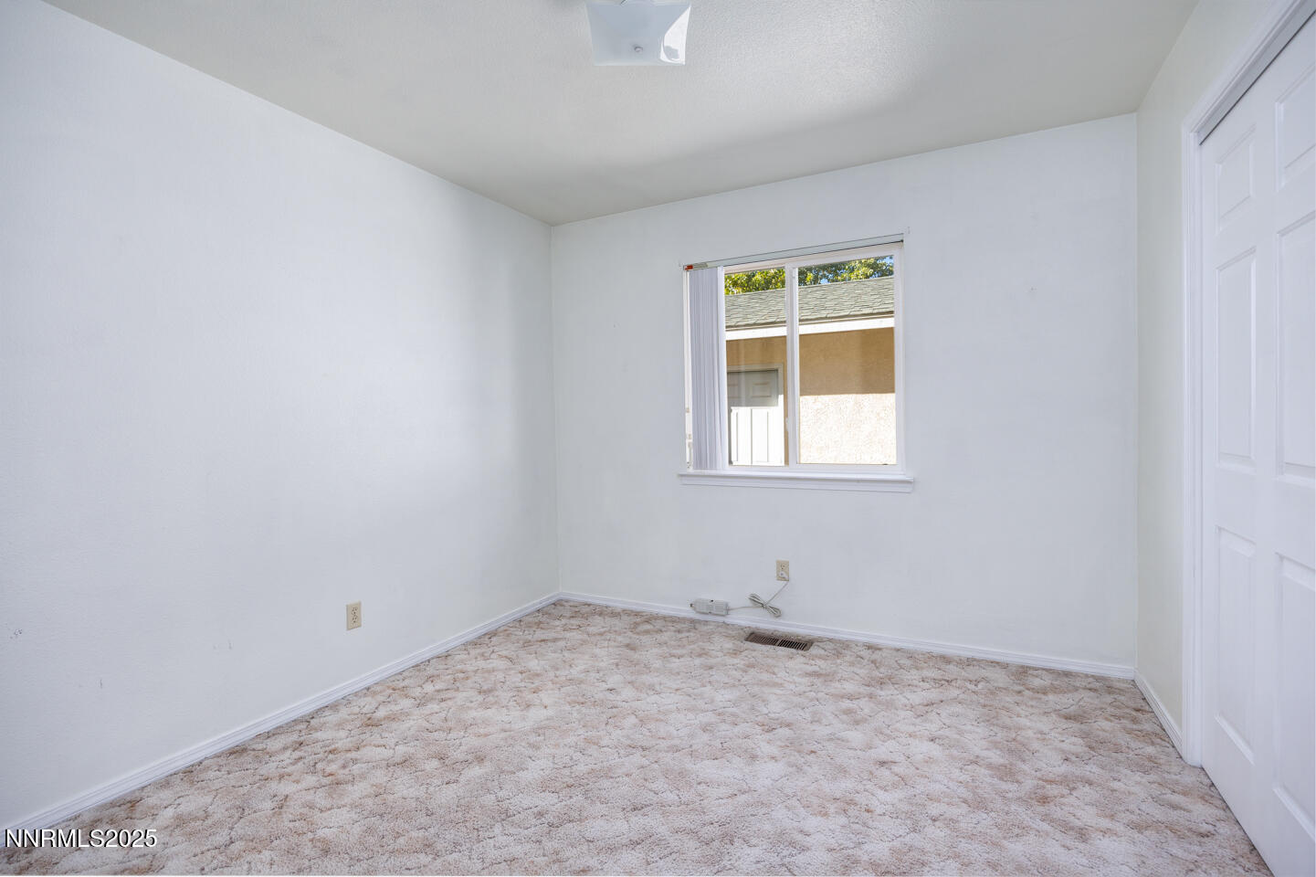 120 Hunter Park Way Fallon, NV 89406 - Photo 13 of 27 an empty room with a window