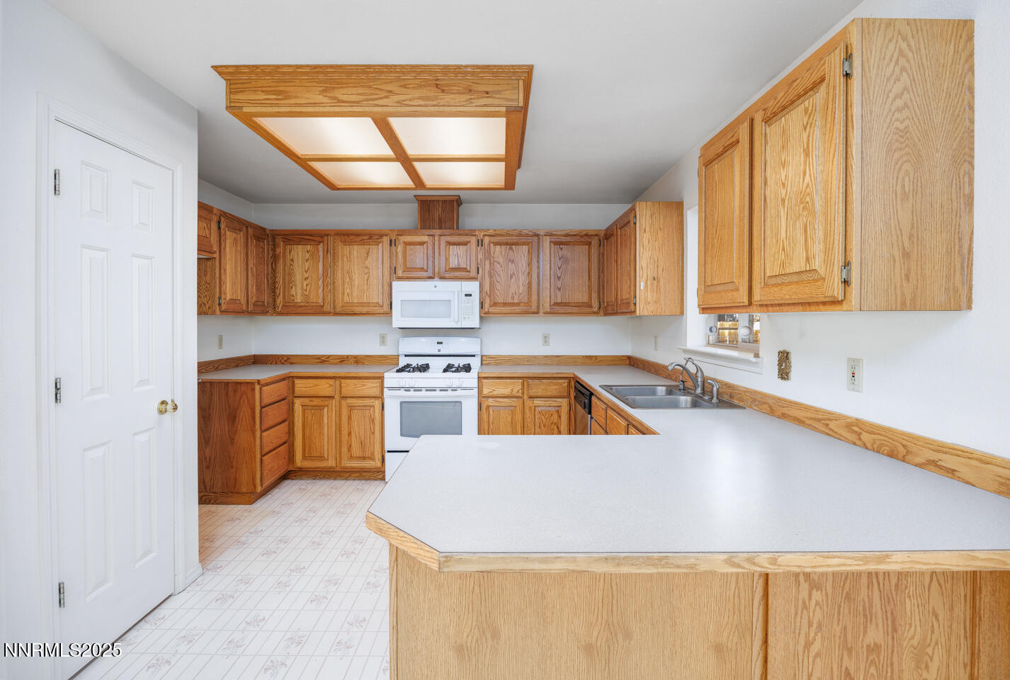 120 Hunter Park Way Fallon, NV 89406 - Photo 5 of 27 a kitchen that has a sink a stove and cabinets