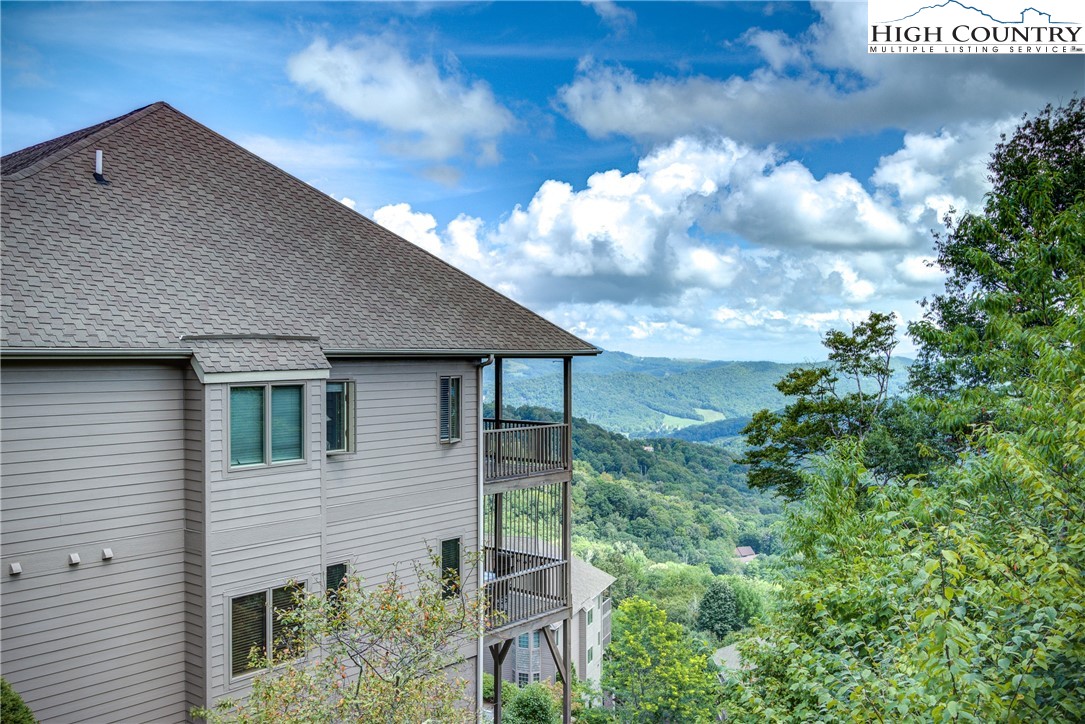 202 Pleasant View, Unit 9D Sugar Mountain, NC 28604 - Photo 4 of 48 a backyard of a house with lots of green space
