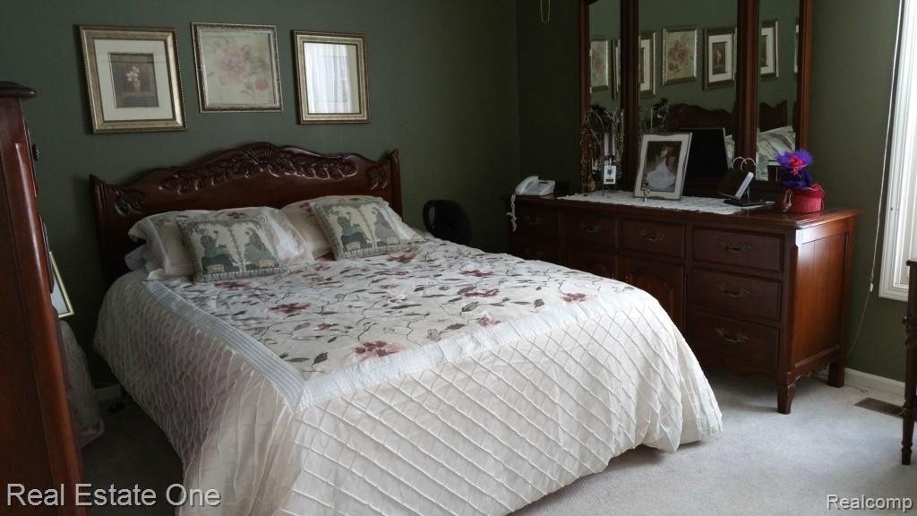 18502 Gill Road Livonia, MI 48152 - Photo 6 of 31 20150212_120145.jpg