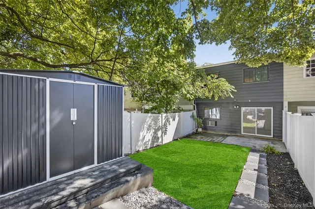 a view of an house with backyard and garden