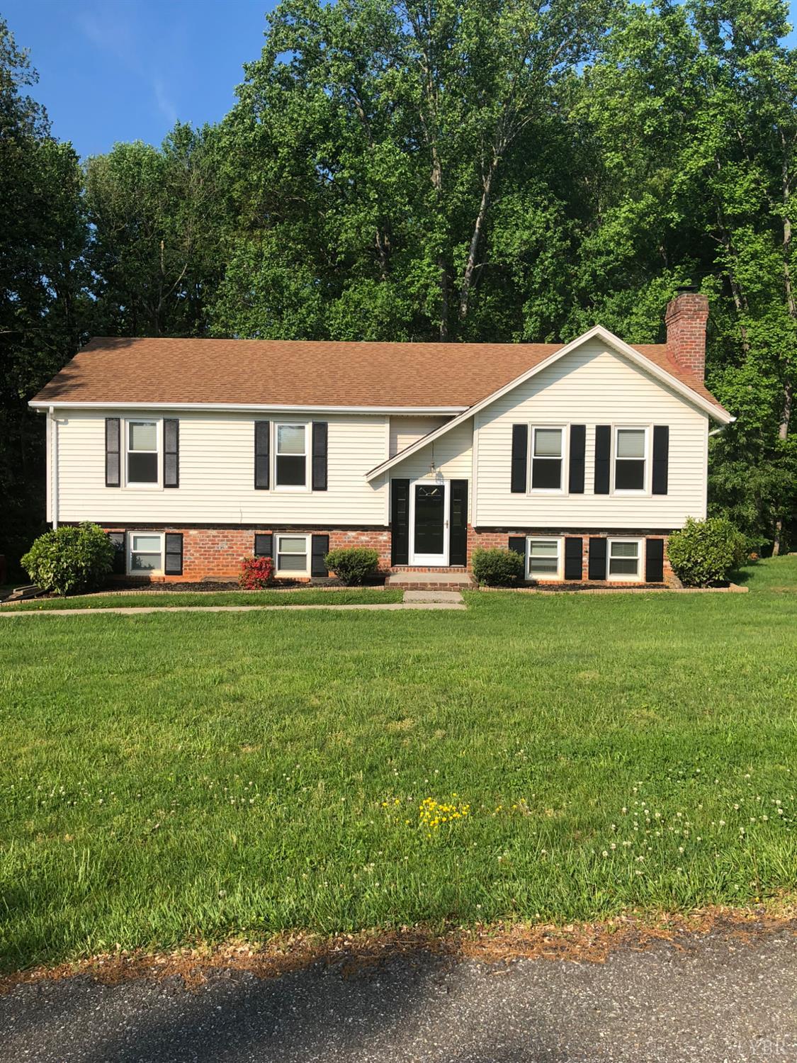 112 Wooldridge Circle Lynchburg, VA 24502 - Photo 28 of 29 a front view of a house with a yard