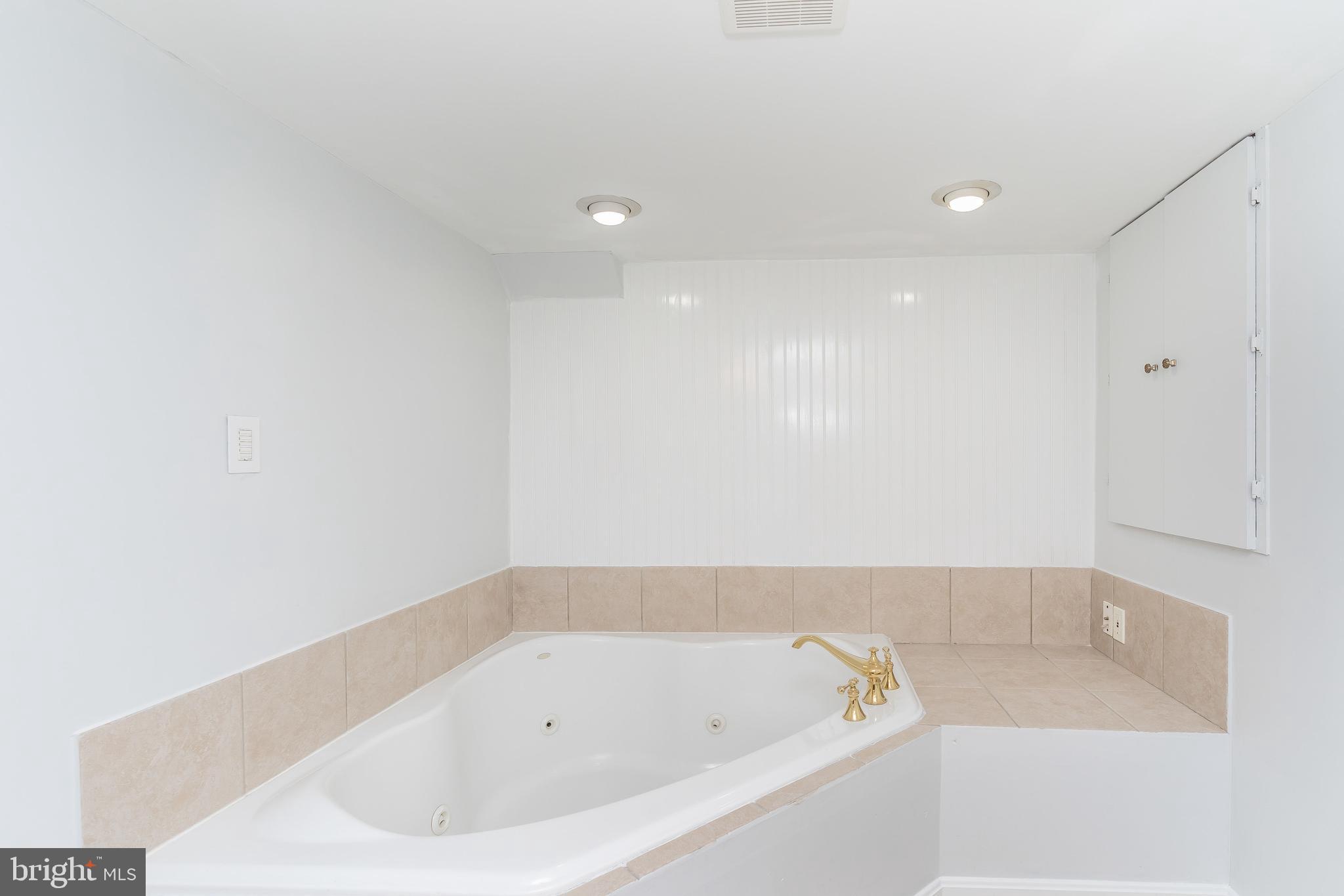 1224 Elm Road Baltimore, MD 21227 - Photo 26 of 36 Recessed lighting.