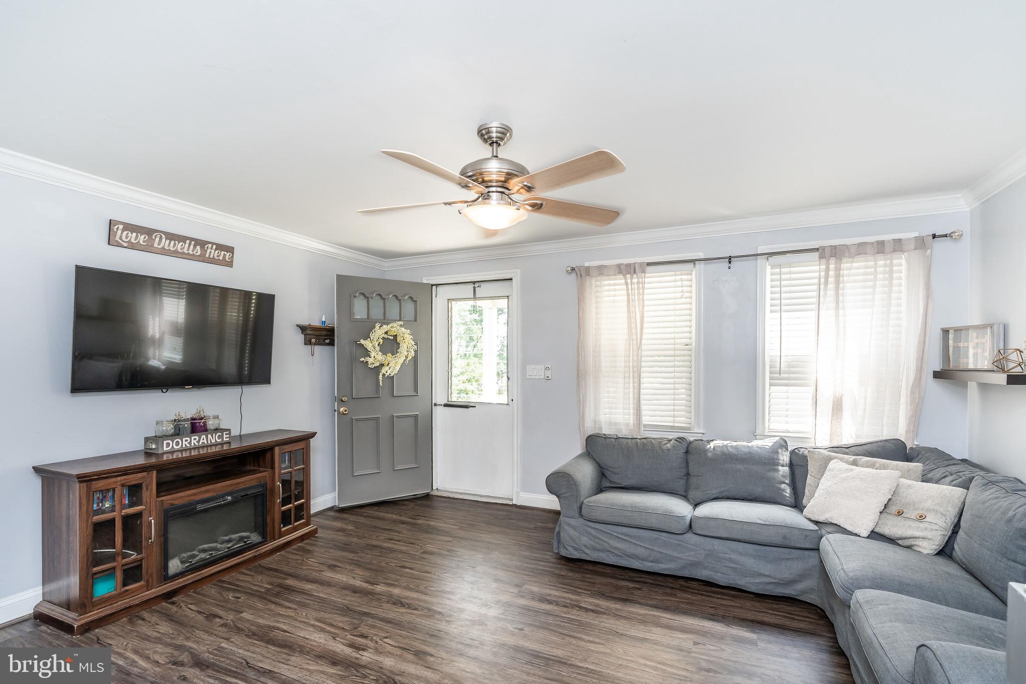 1224 Elm Road Baltimore, MD 21227 - Photo 5 of 36 Gorgeous family room, freshly painted.