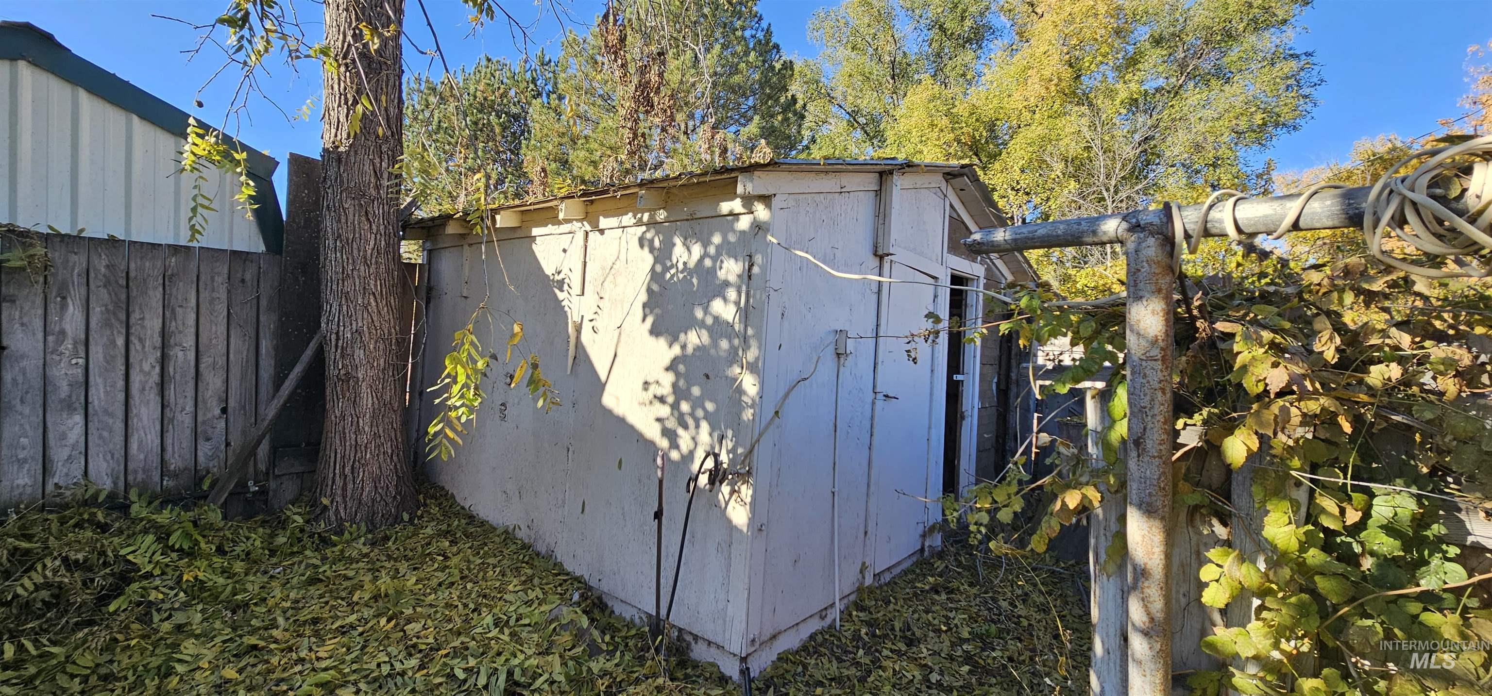 555 15th Street Vale, OR 97918 - Photo 25 of 27 View of shed featuring a fenced backyard