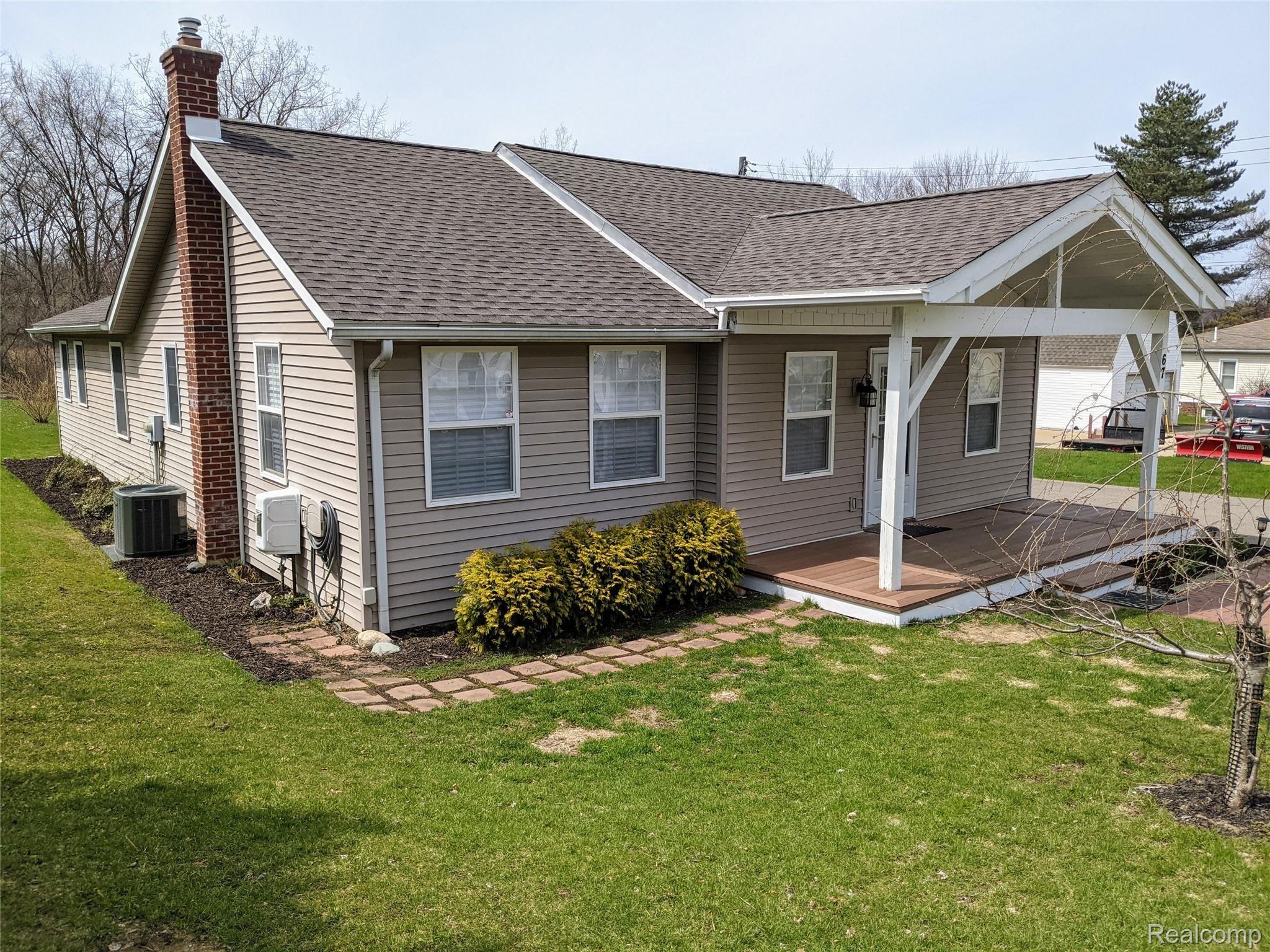 67 North Roslyn Road Waterford, MI 48328 - Photo 1 of 23 PXL_20220420_182403029.jpg