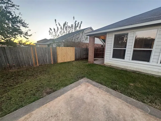 a view of a house with backyard and porch