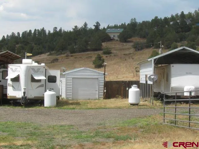 a view of a house with backyard and garden