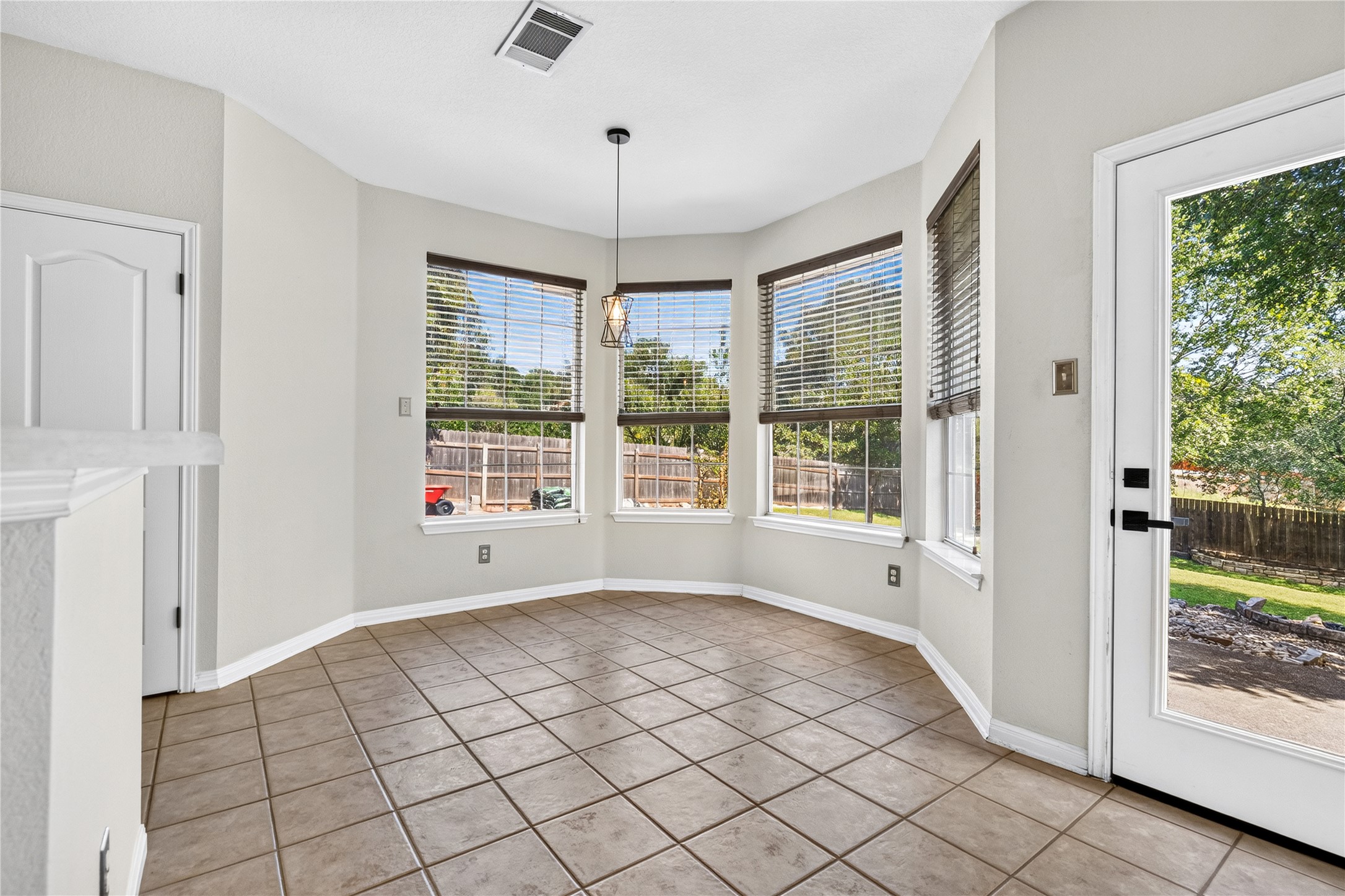 11420 Arbor Downs Road Austin, TX 78748 - Photo 15 of 34 Dining nook