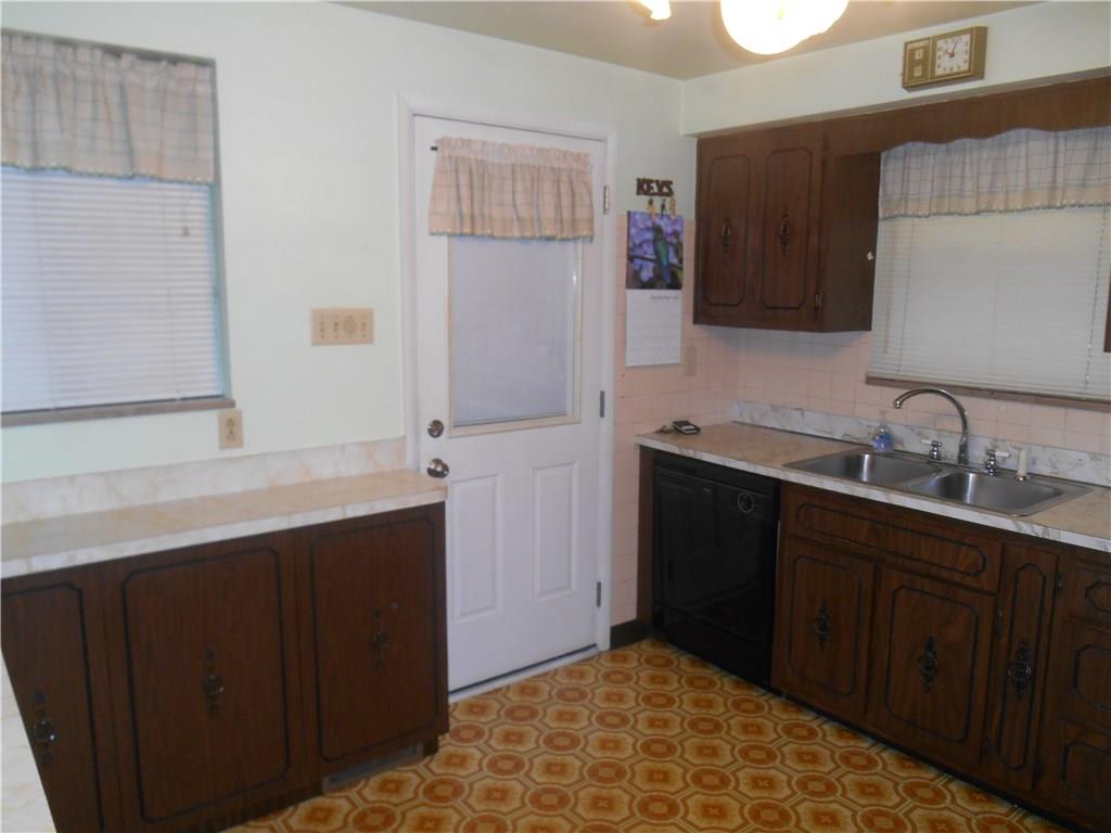 414 Trestle Road Plum, PA 15239 - Photo 3 of 25