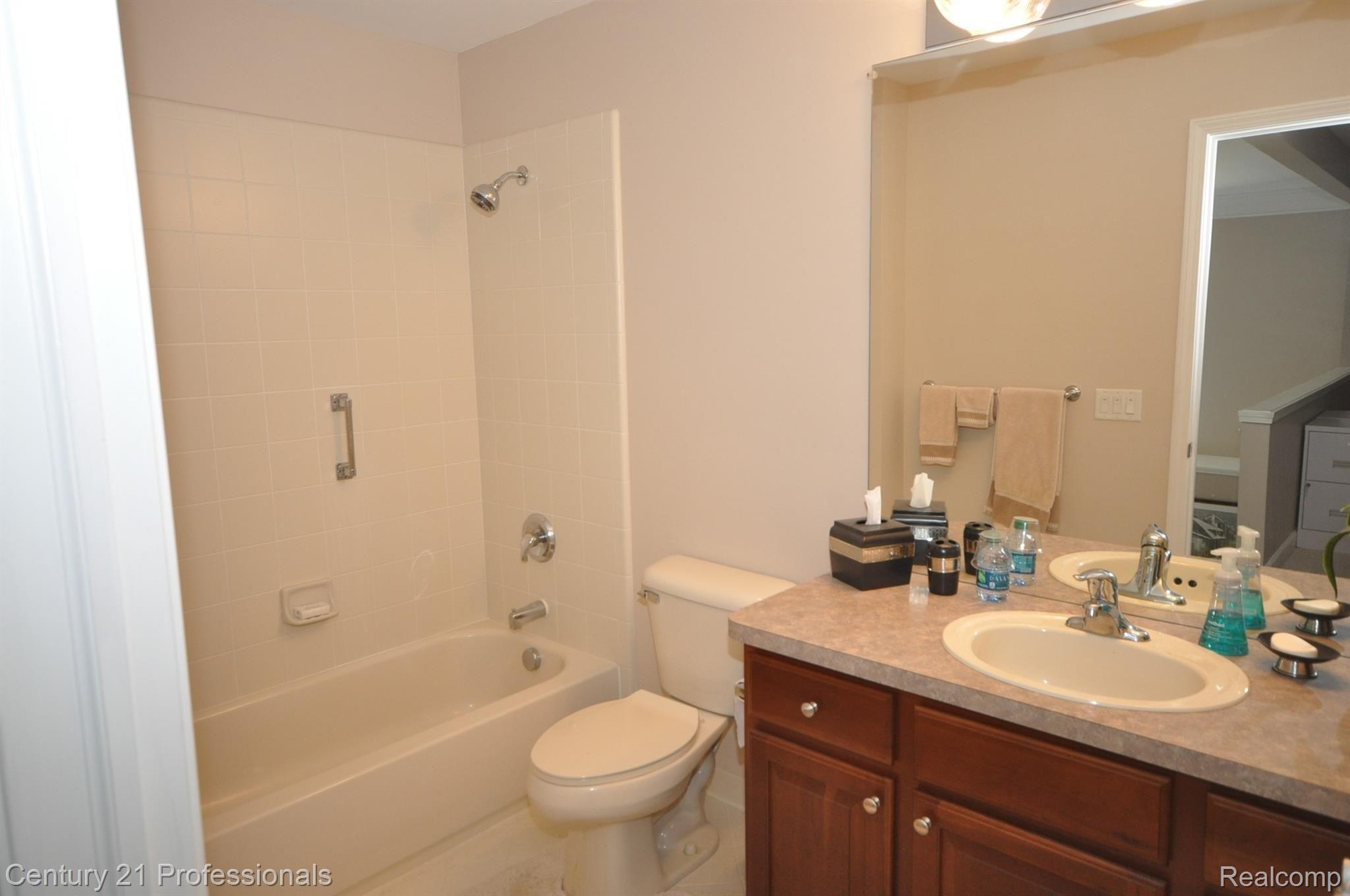 5045 Belmonte Drive Rochester, MI 48306 - Photo 26 of 52 25-5045 Belmonte.JPG