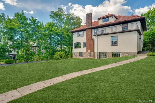 a view of a house with backyard