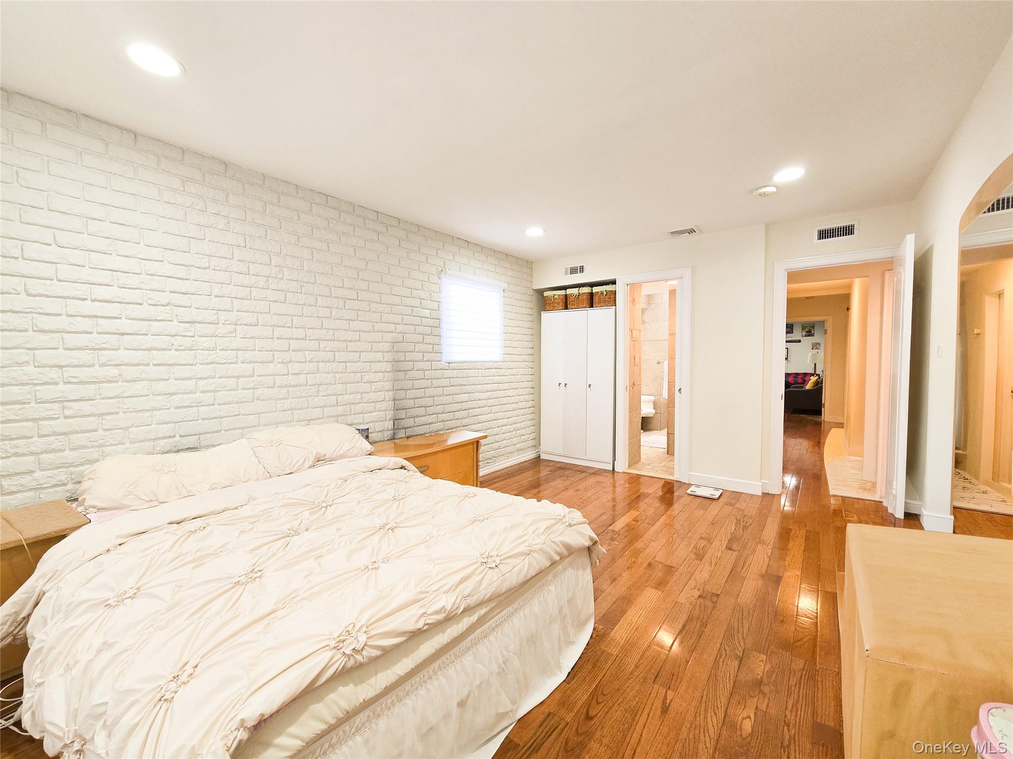 64 Middle Neck Road Roslyn, NY 11576 - Photo 13 of 29