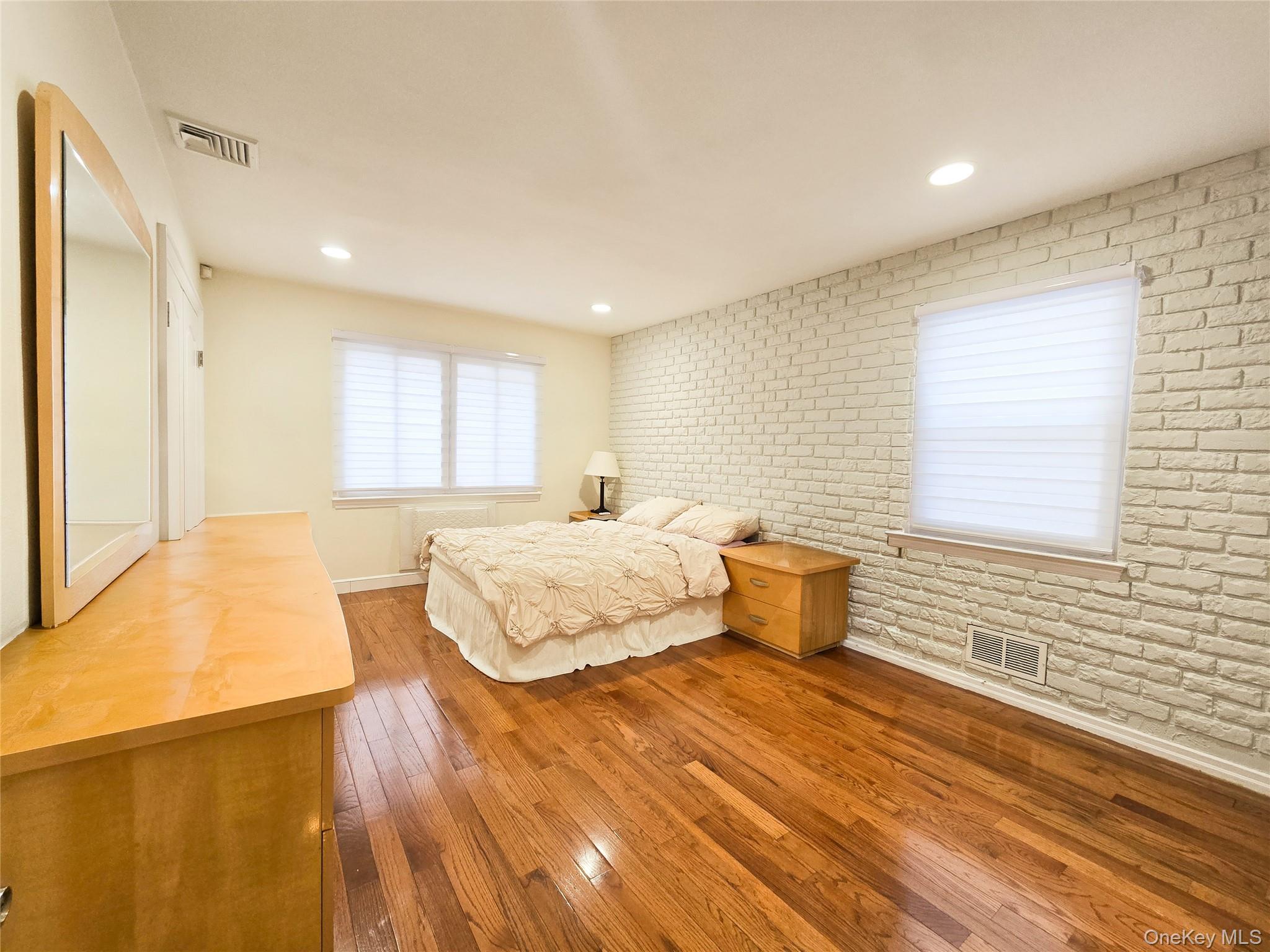 64 Middle Neck Road Roslyn, NY 11576 - Photo 14 of 29