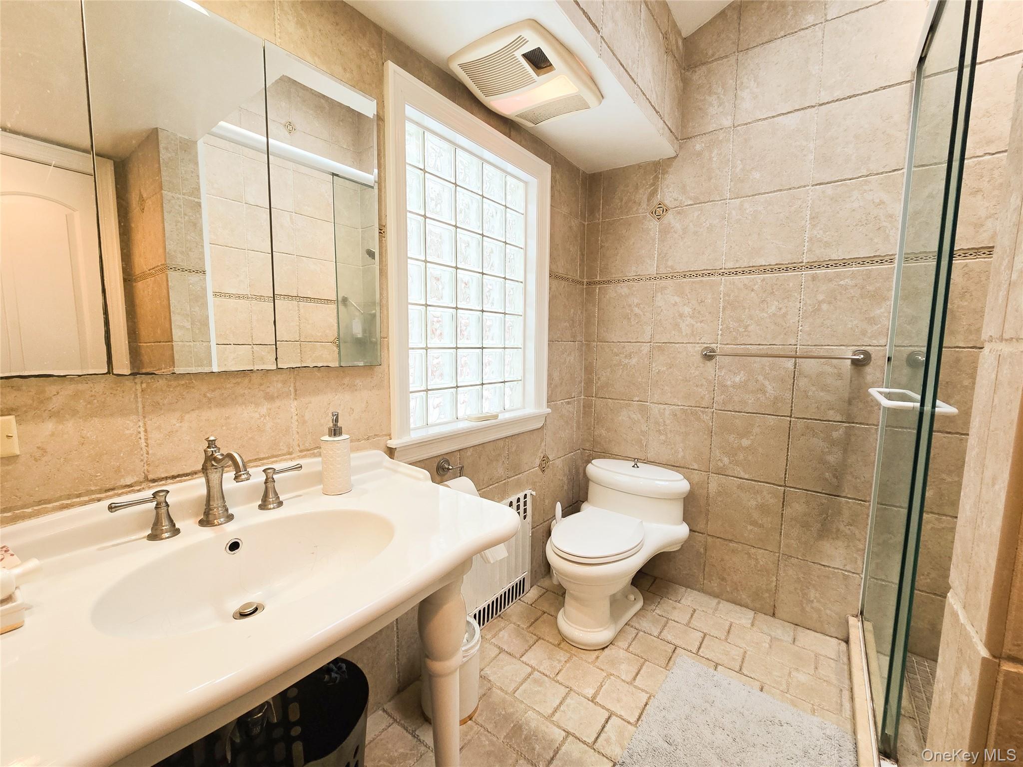 64 Middle Neck Road Roslyn, NY 11576 - Photo 17 of 29