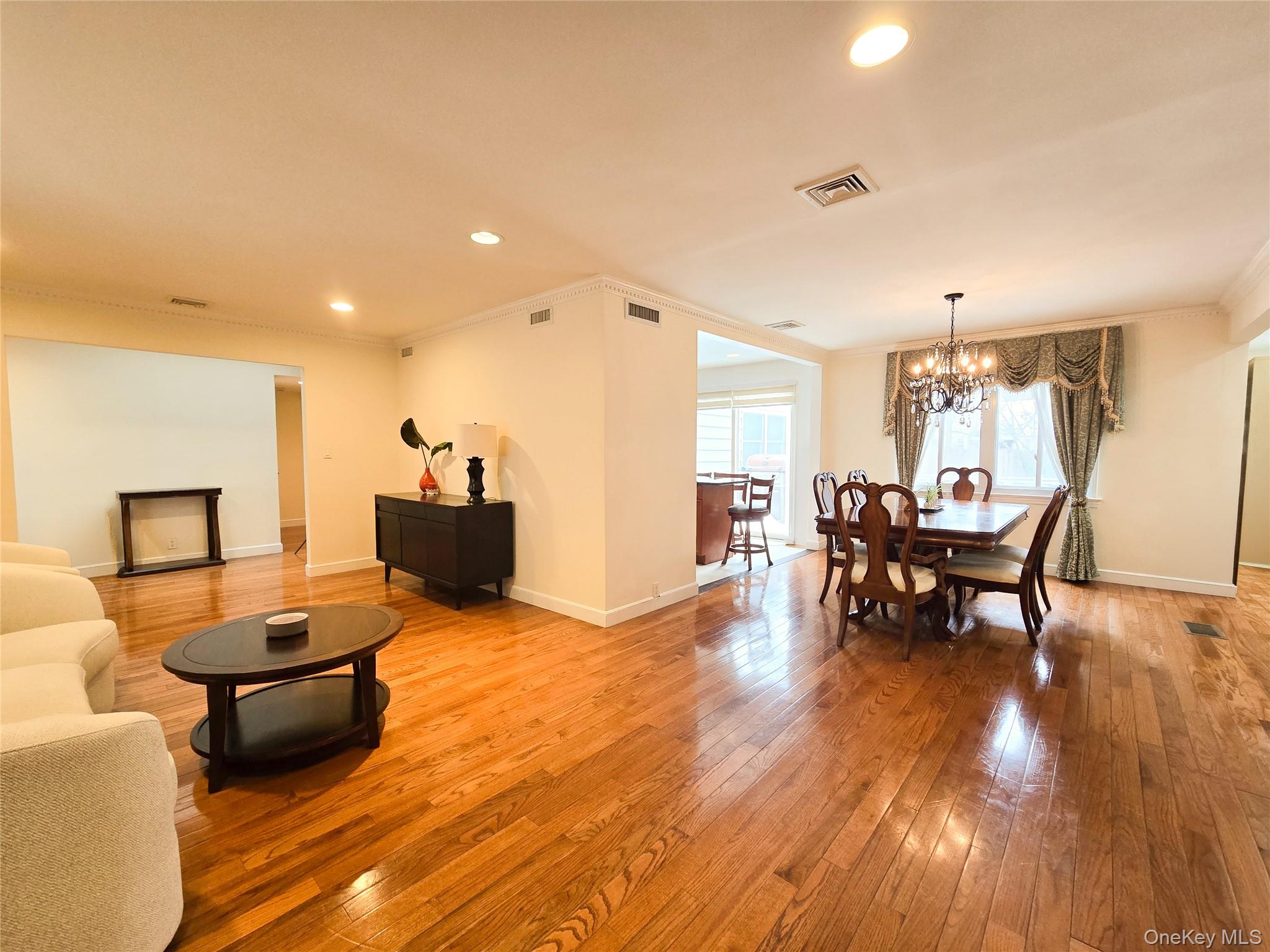 64 Middle Neck Road Roslyn, NY 11576 - Photo 2 of 29