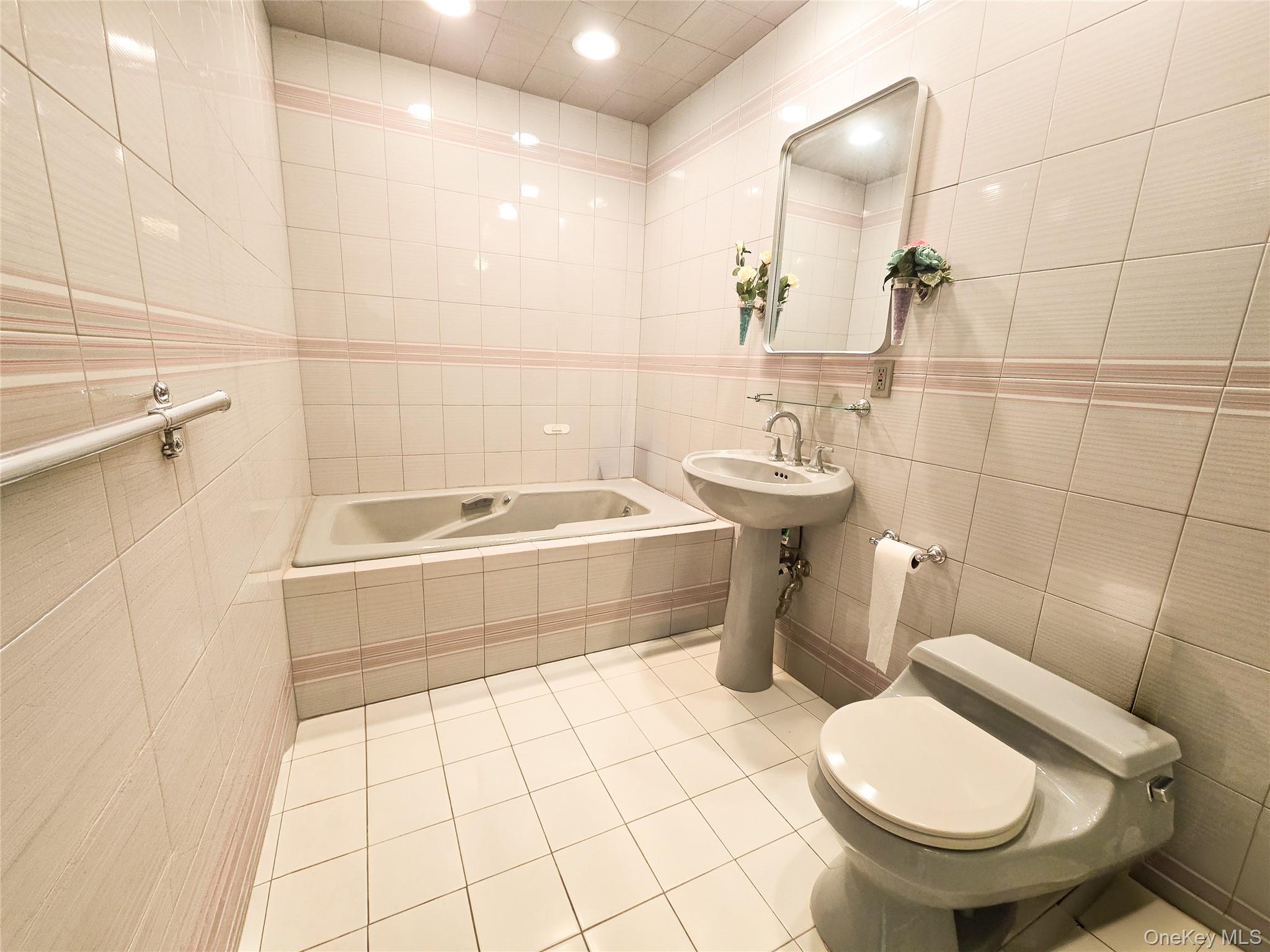 64 Middle Neck Road Roslyn, NY 11576 - Photo 21 of 29