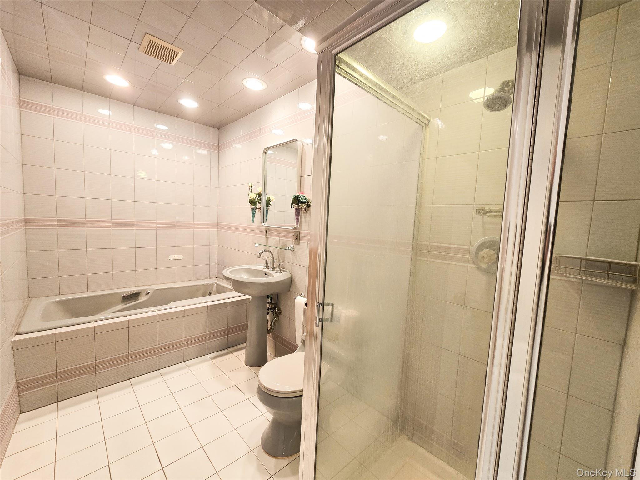 64 Middle Neck Road Roslyn, NY 11576 - Photo 22 of 29