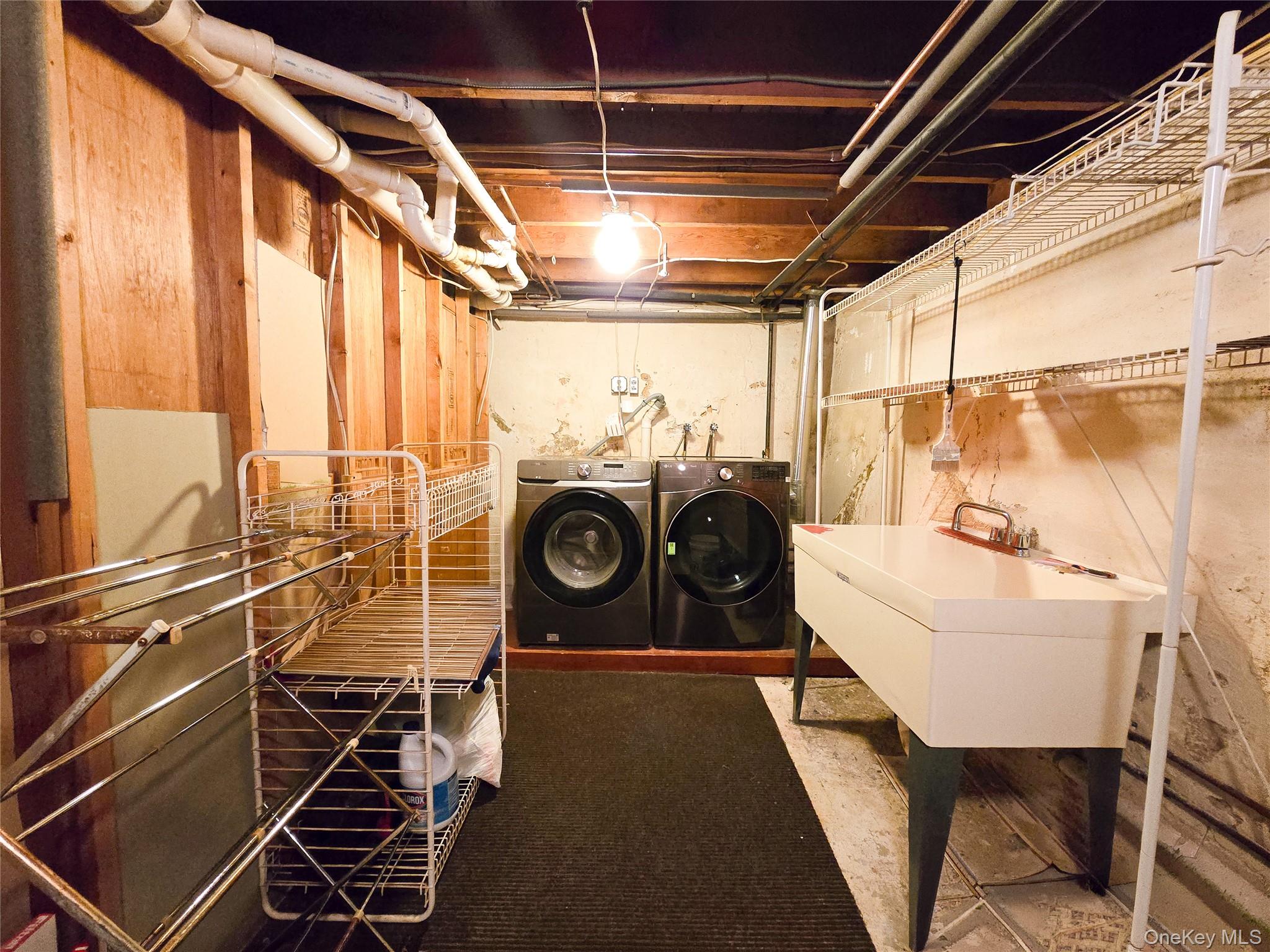 64 Middle Neck Road Roslyn, NY 11576 - Photo 26 of 29