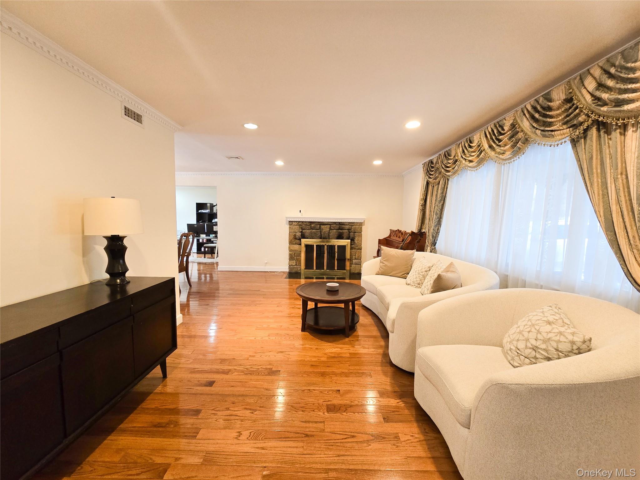 64 Middle Neck Road Roslyn, NY 11576 - Photo 3 of 29