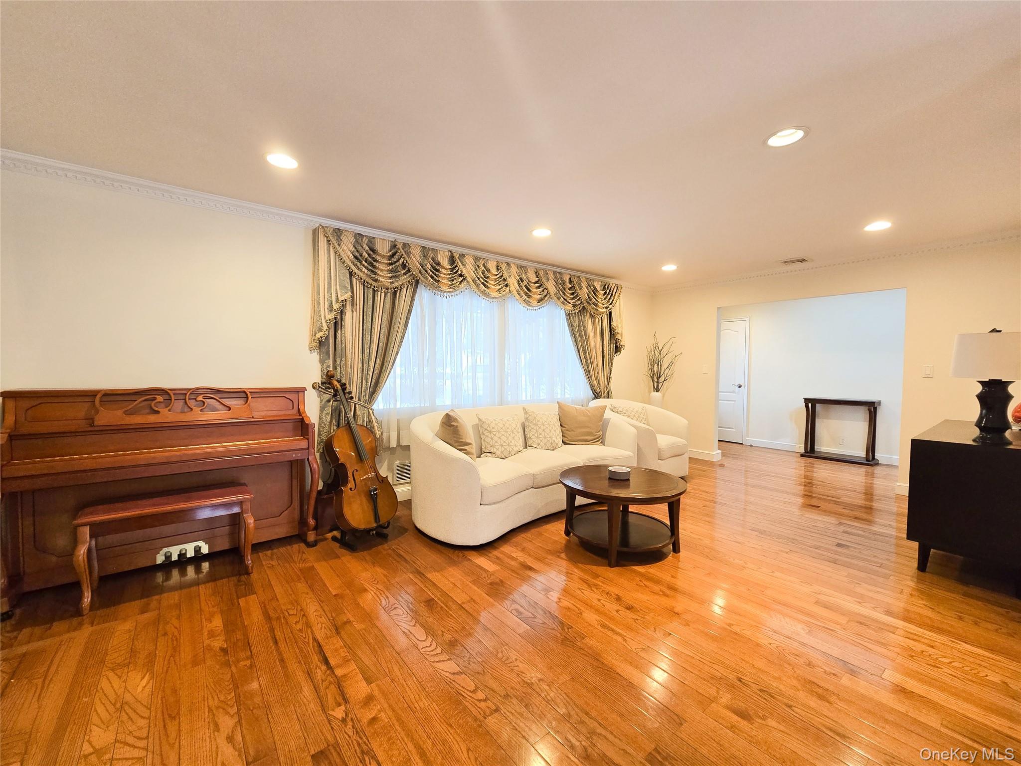 64 Middle Neck Road Roslyn, NY 11576 - Photo 4 of 29