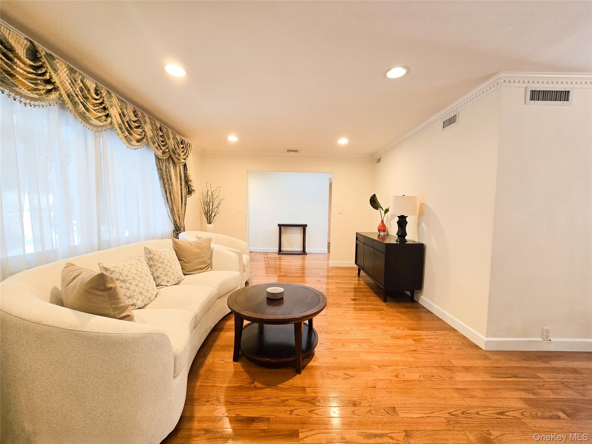 64 Middle Neck Road Roslyn, NY 11576 - Photo 5 of 29