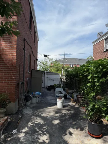 an outdoor view of house