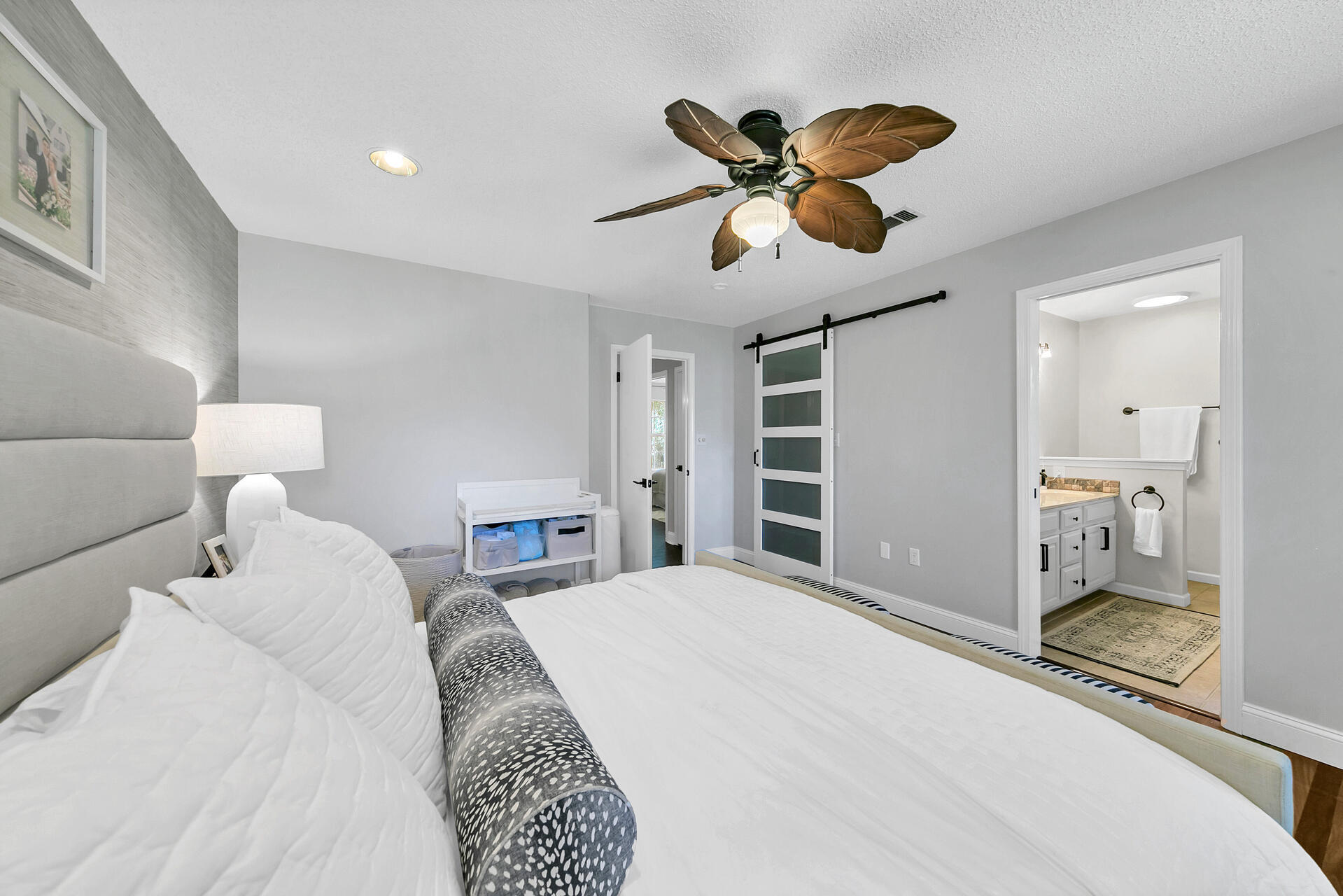 418 Evans Road Niceville, FL 32578 - Photo 23 of 35 Bedroom - master to bath