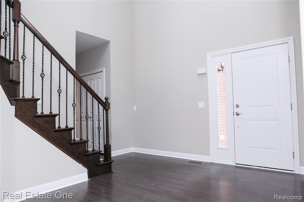 2466 Eastern Avenue Rochester Hills, MI 48307 - Photo 7 of 48