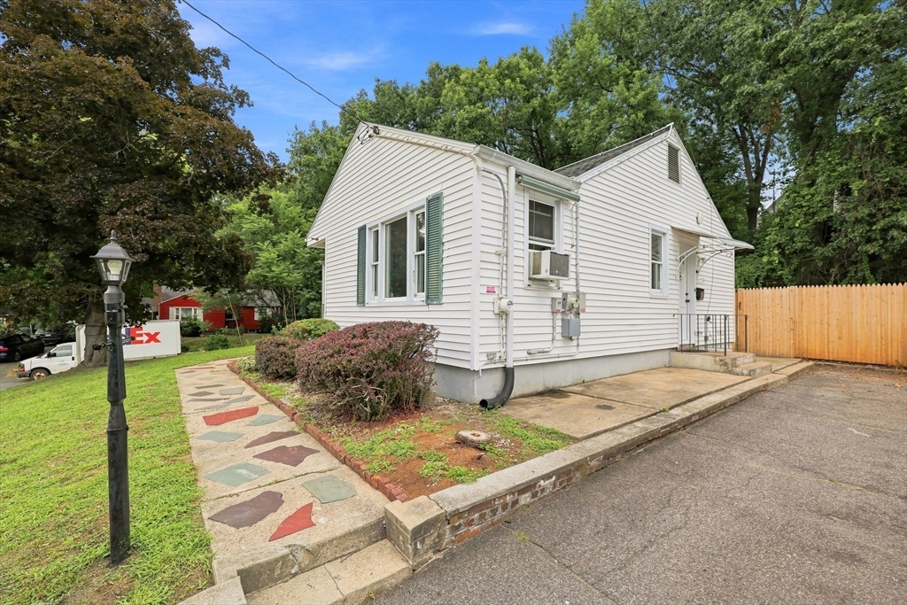 46 Kay Street Springfield, MA 01109 - Photo 3 of 41 Gallery Image 3