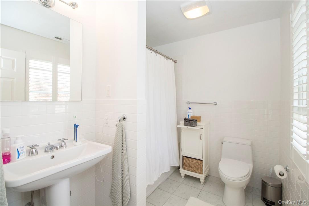 4 Dalphin Drive Rye, NY 10580 - Photo 18 of 24 Master Bathroom