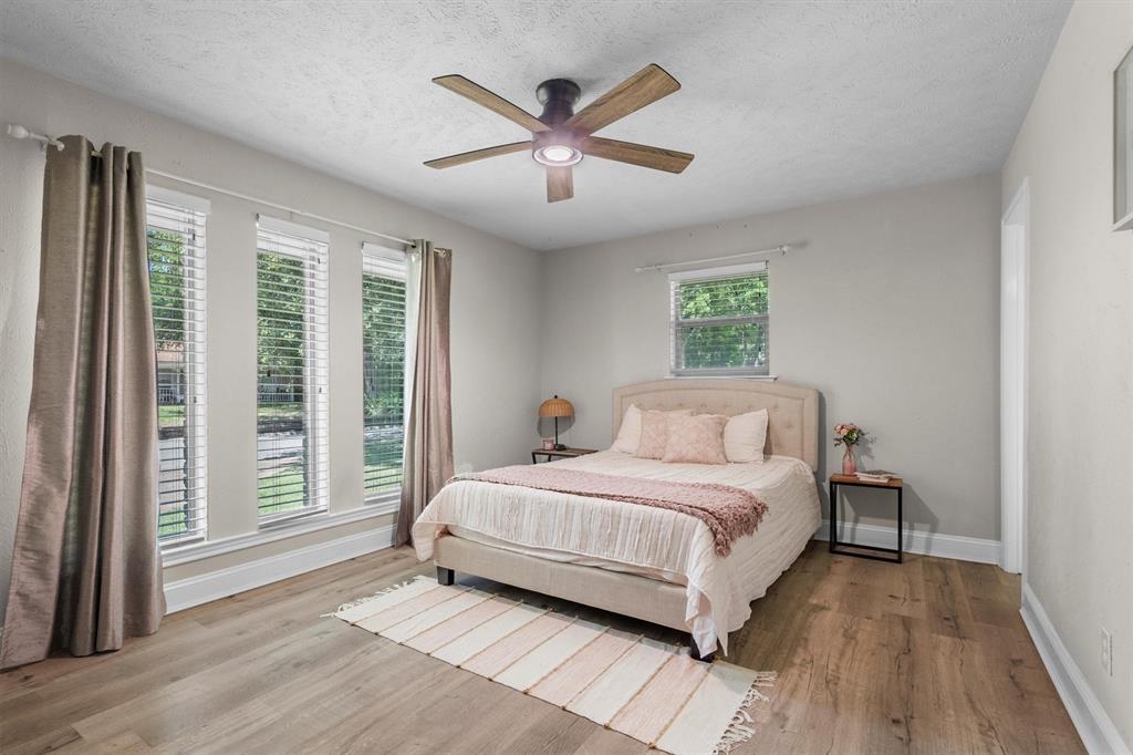 2016 Pembrooke Place Denton, TX 76205 - Photo 21 of 40 a bedroom with a large bed and a large window