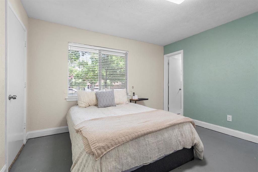 2016 Pembrooke Place Denton, TX 76205 - Photo 25 of 40 a bedroom with a bed and a window