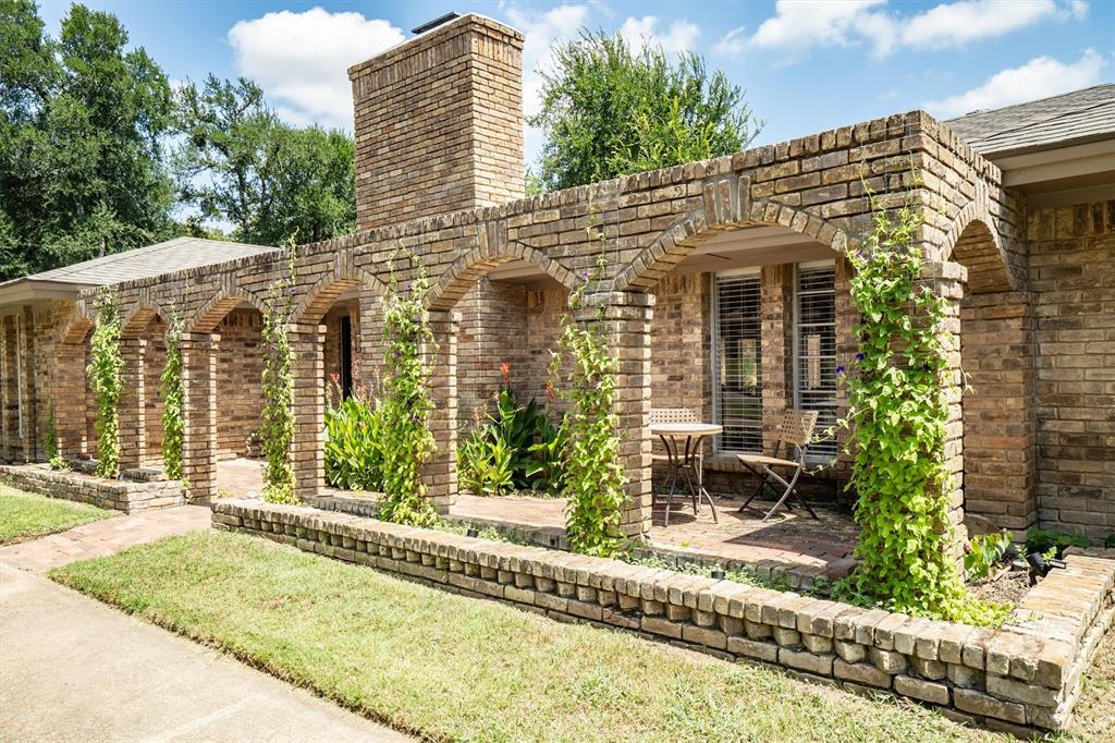 2016 Pembrooke Place Denton, TX 76205 - Photo 4 of 40 a front view of a house with garden