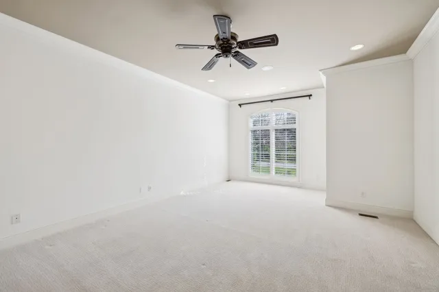 a view of a livingroom with a ceiling fan