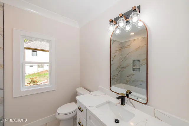 $699,900 | 211 Chatuga Way, Loudon, TN 37774