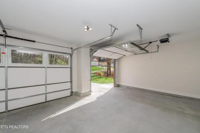 $699,900 | 211 Chatuga Way, Loudon, TN 37774