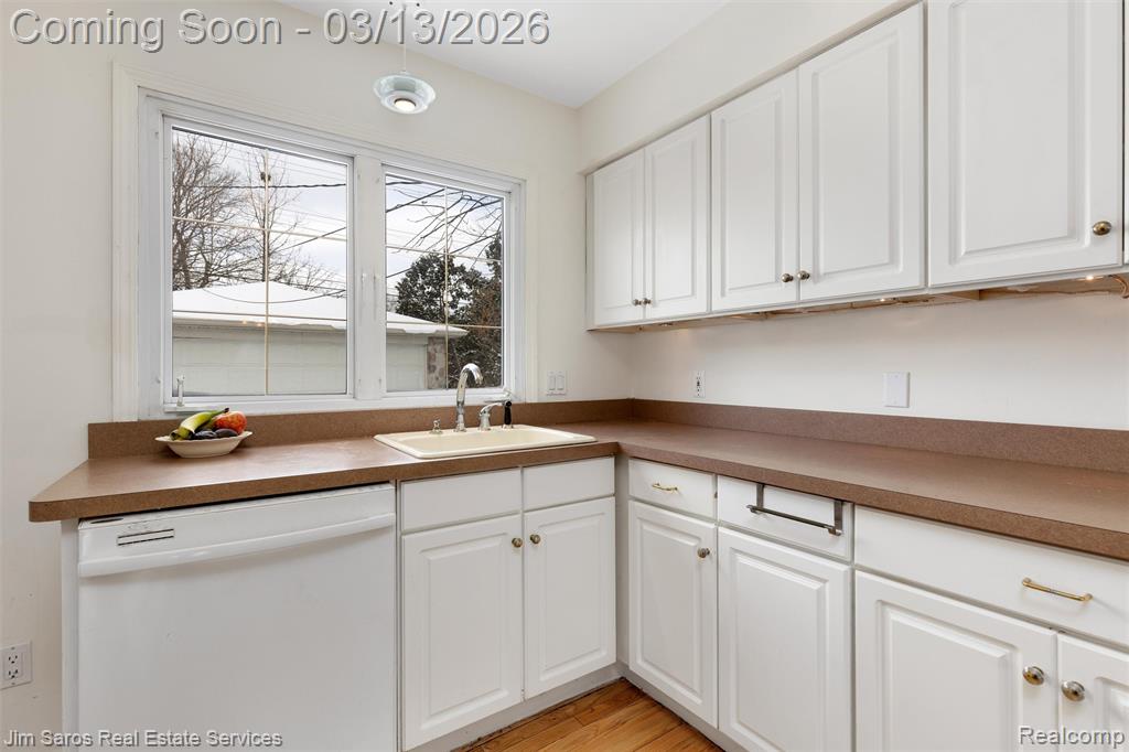 2204 Roslyn Road Grosse Pointe Woods, MI 48236 - Photo 6 of 34
