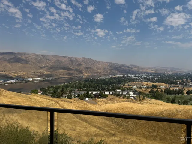 $700,000 | 2460 Valleyview Drive, Clarkston, WA 99403