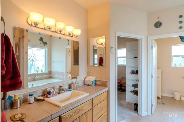 $700,000 | 2460 Valleyview Drive, Clarkston, WA 99403