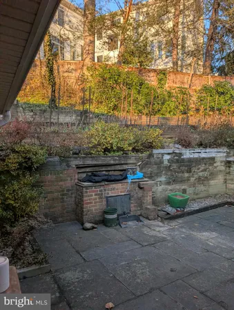 a view of a pathway with a yard