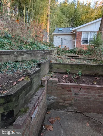 a view of a yard with an empty space
