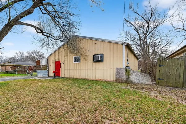 a view of a backyard with a house