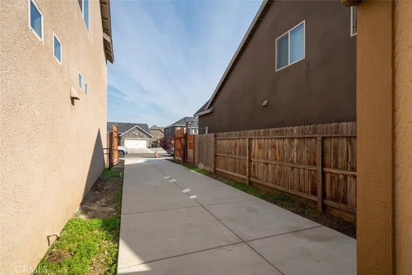 $525,000 | 2027 West Babcock Avenue, Visalia, CA 93291