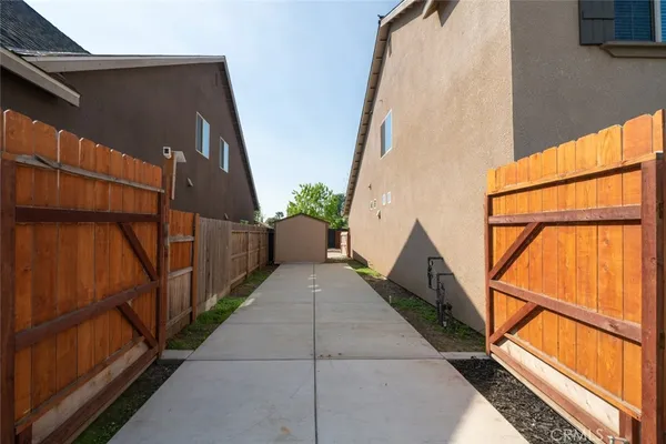 $525,000 | 2027 West Babcock Avenue, Visalia, CA 93291