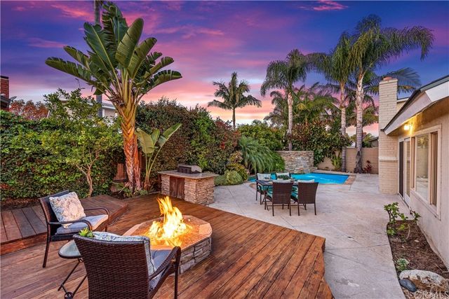 a front view of house with garage and yard