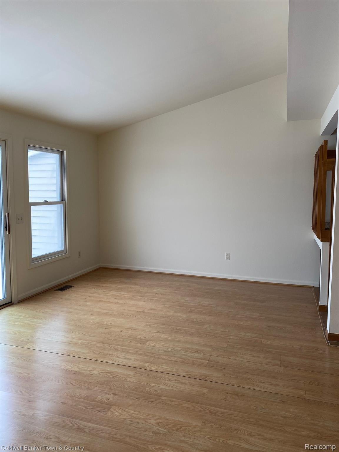 674 Summit Ridge Drive, Unit 17 Milford, MI 48381 - Photo 11 of 51 SR liv4.jpg
