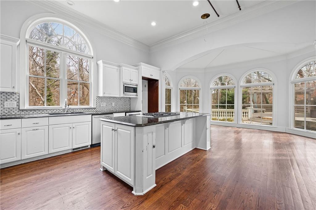 4288 Olde Mill Lane Atlanta, GA 30342 - Photo 6 of 37