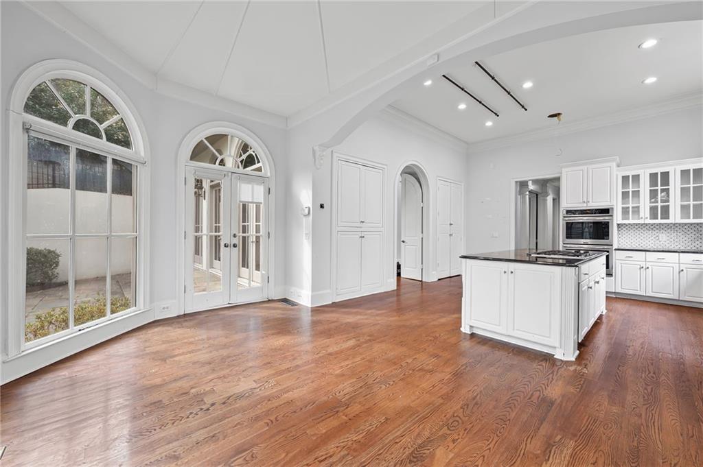 4288 Olde Mill Lane Atlanta, GA 30342 - Photo 8 of 37